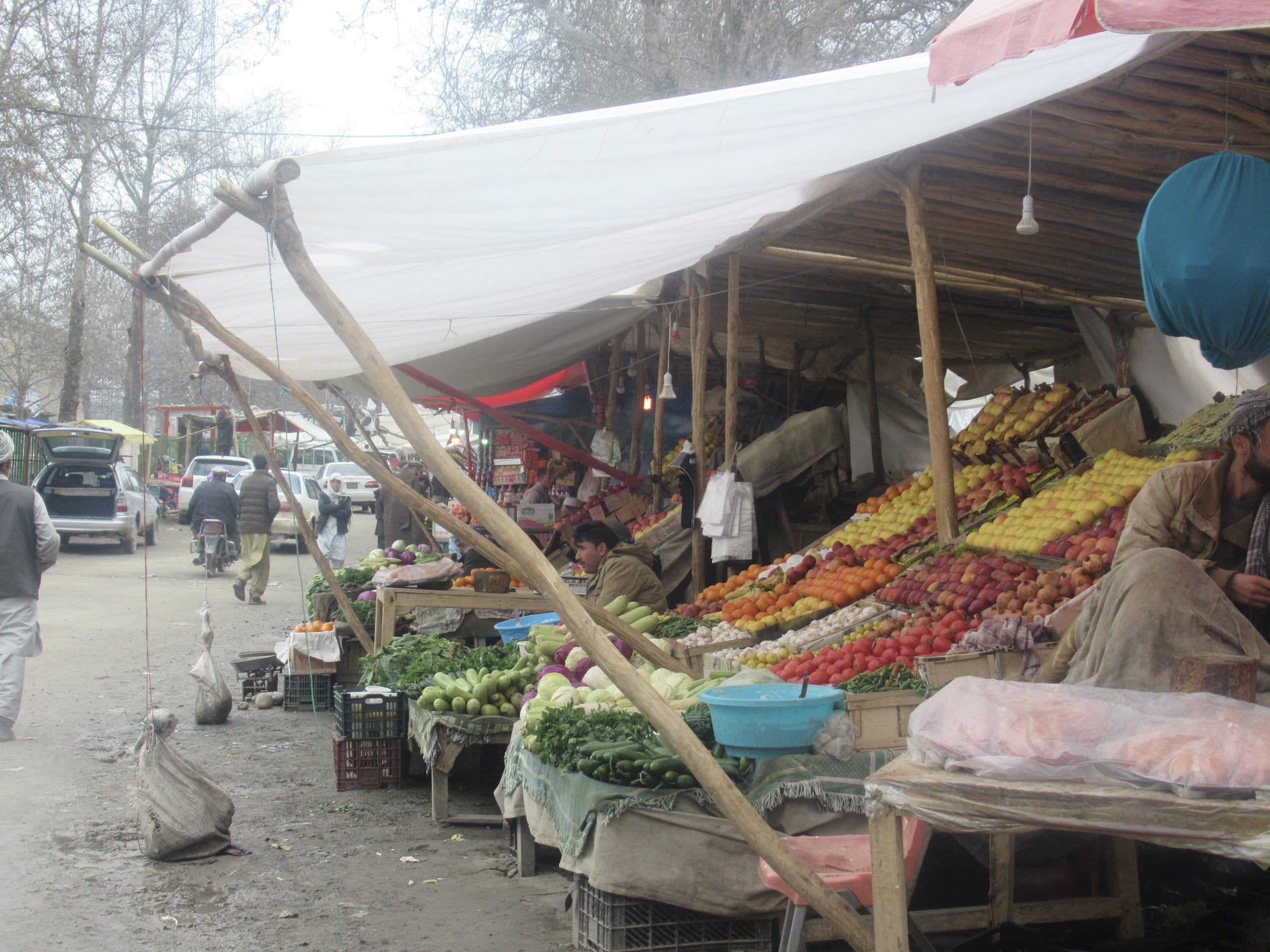 Vegetables and fruits have different expiry dates depending on the product. Each hour in summer or with direct sunlight exaggerates the deterioration.